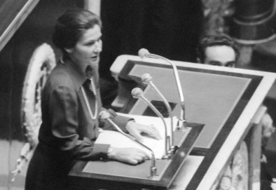 4529499_7_2f23_simone-veil-en-1974-a-l-assemblee-nationale_89c9b98a2cb9231e10eef184d1112b31